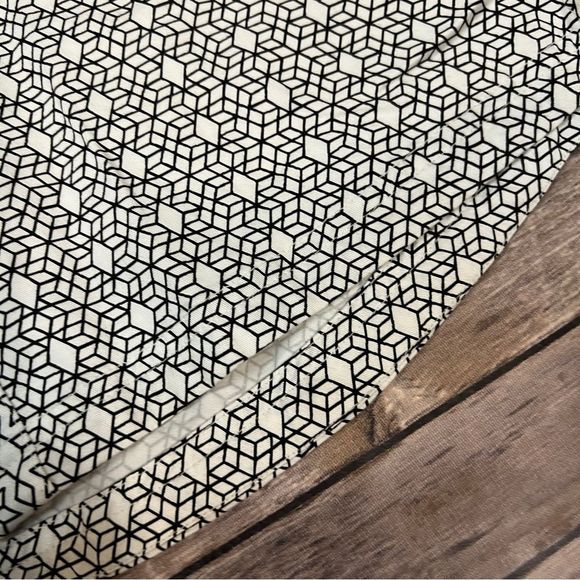 NWT RVCA - Geometric Black & White Button Down Shirt, Size Small - Picture 2 of 10